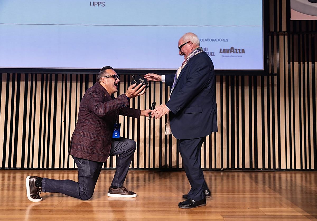 Juan Diego Sandoval entrega el premio Host a la trayectoria a Juan Mediavilla.