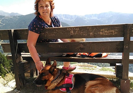 Inés, presidenta de la asociación de cáncer metastásico Maite ta Bizi, junto a Homer, su «perri-hijo».