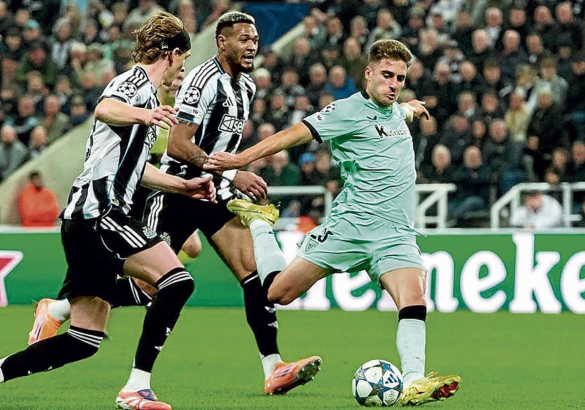 Robert Navarro fue titular por la banda derecha, pero no tuvoocasiones para brillar.