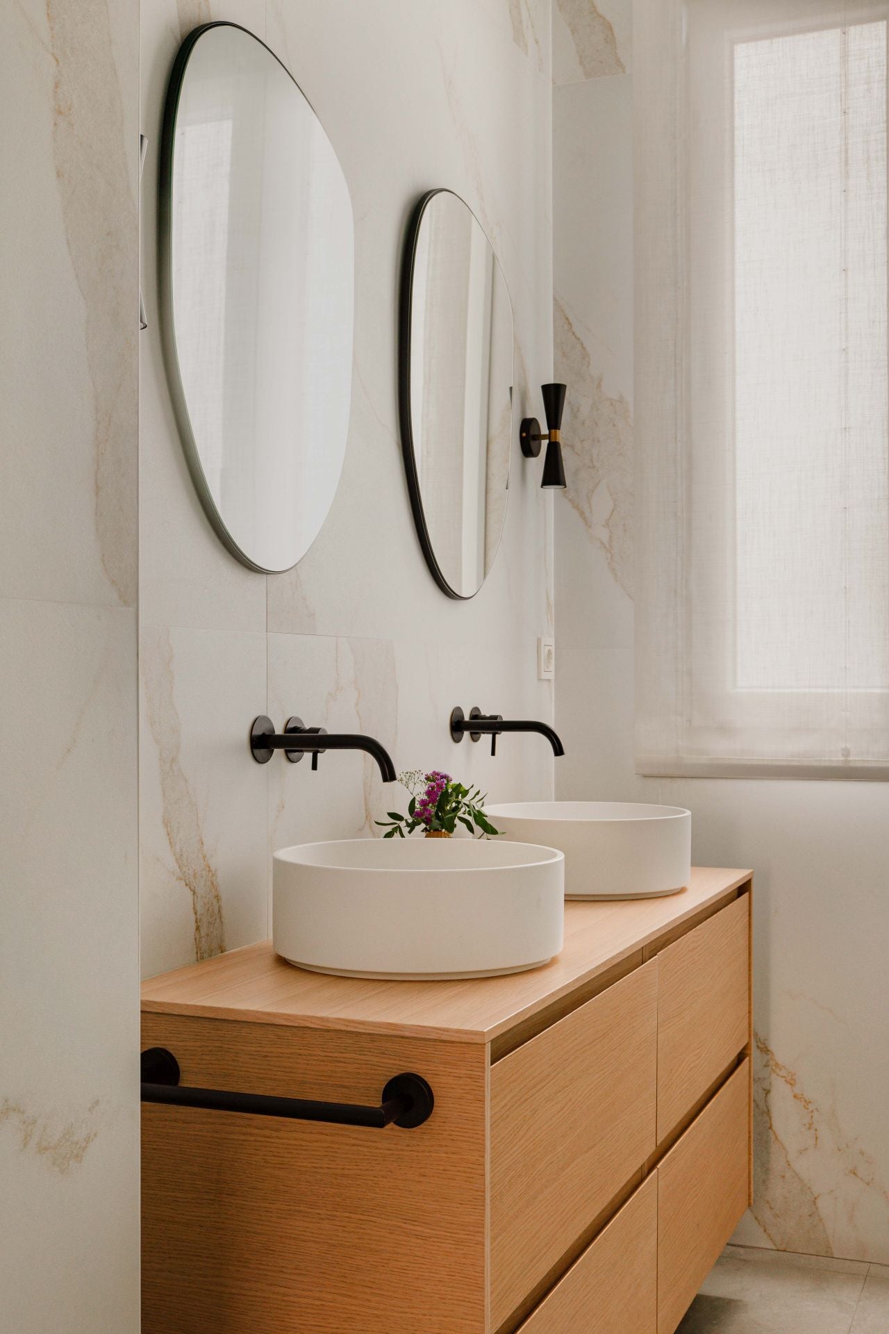 De espacio cerrado a hogar luminoso: la metamorfosis de un piso en Bilbao para una familia con dos niños