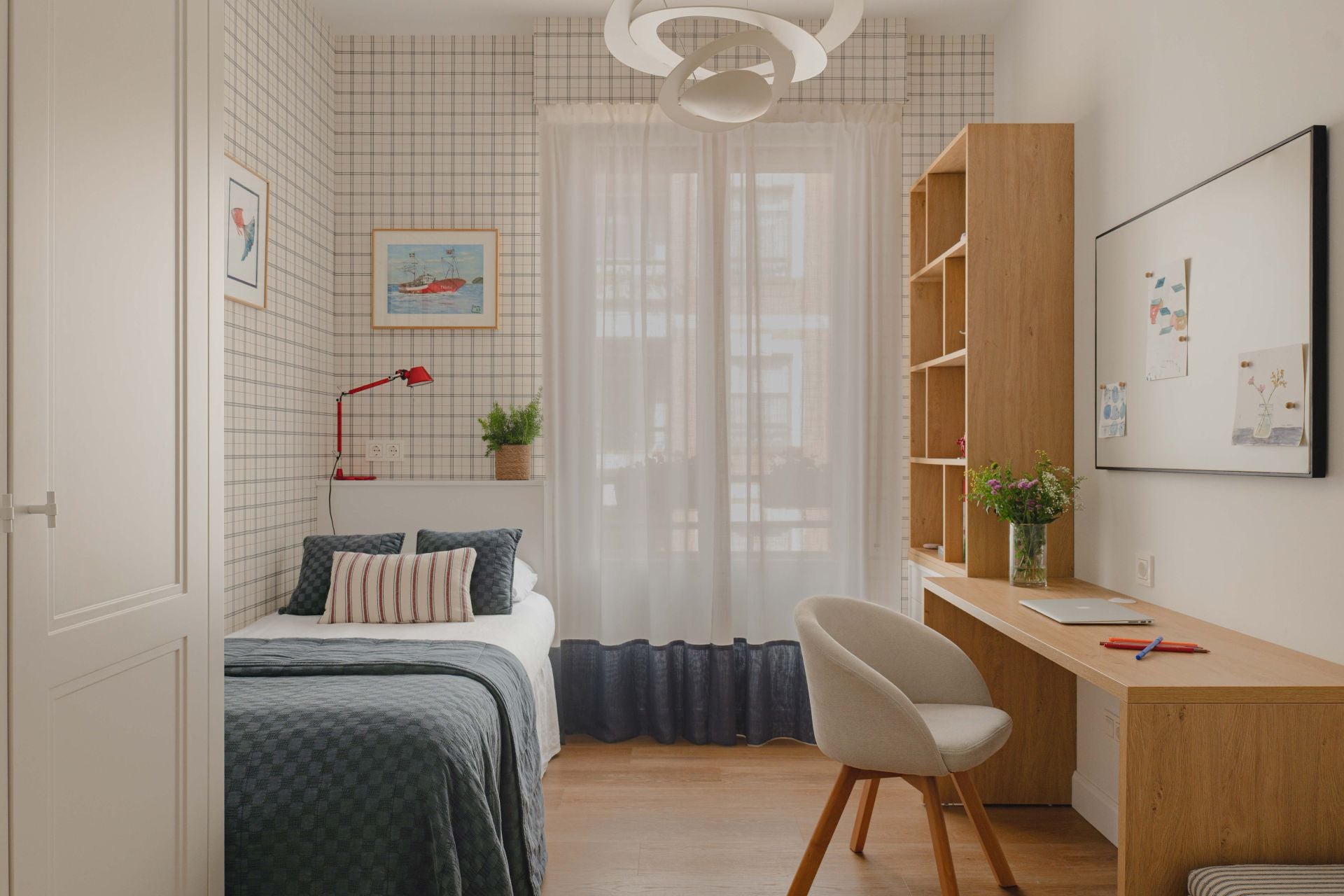 De espacio cerrado a hogar luminoso: la metamorfosis de un piso en Bilbao para una familia con dos niños