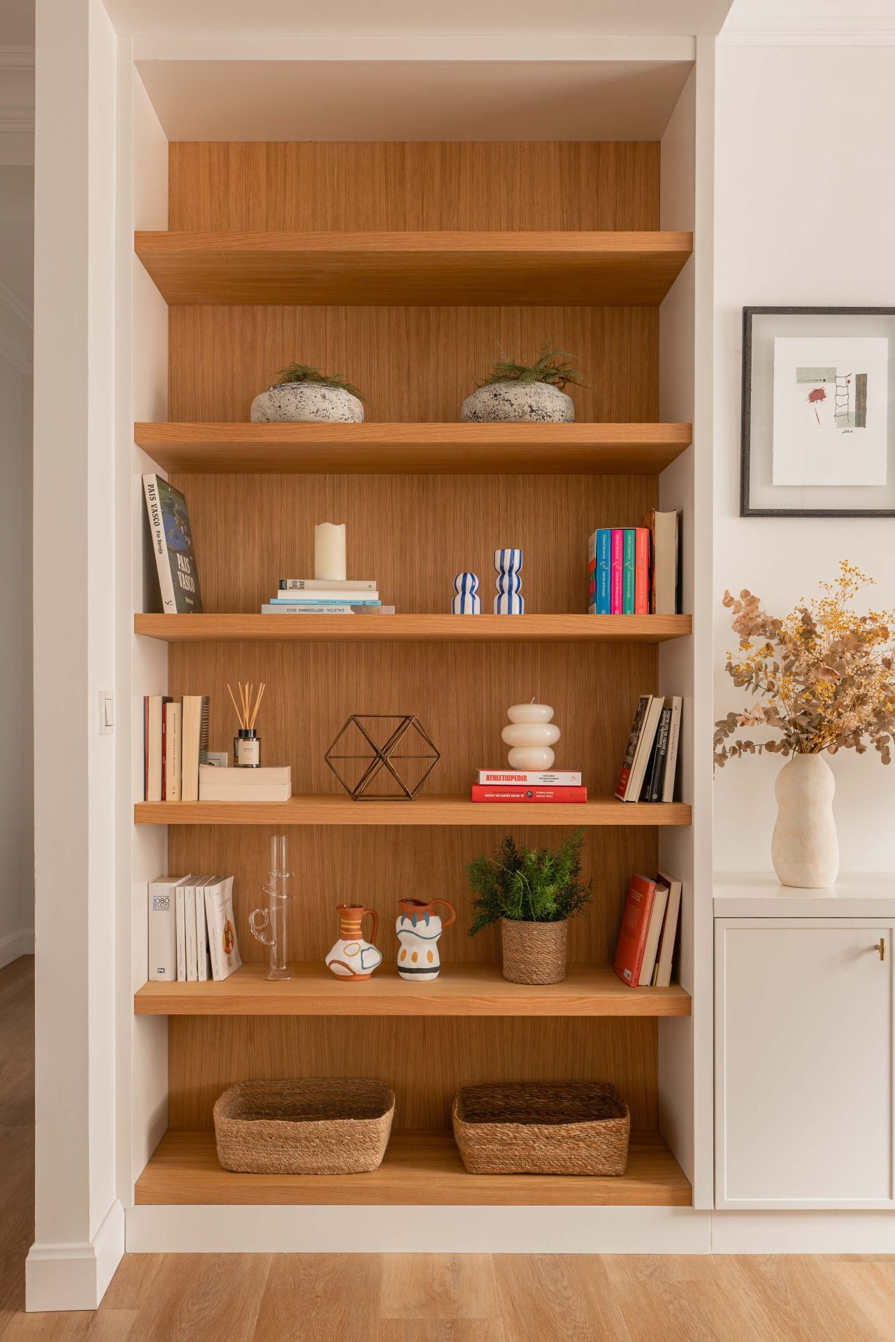 De espacio cerrado a hogar luminoso: la metamorfosis de un piso en Bilbao para una familia con dos niños