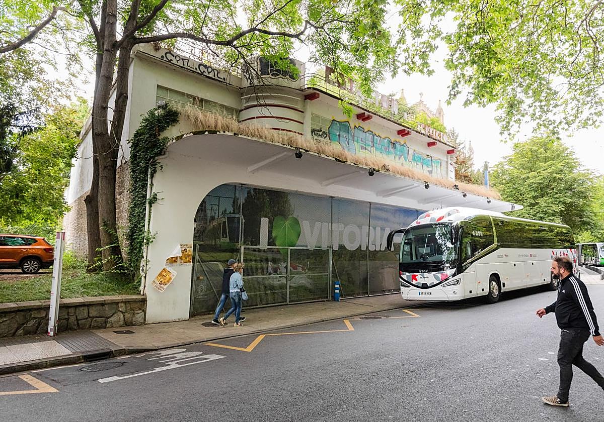 El el emblemático complejo es uno de los contados ejemplos de arquitectura racionalista de los años 30 en la capital alavesa.