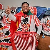 'Sisplau' posa rodeado de elementos de animación del Girona.