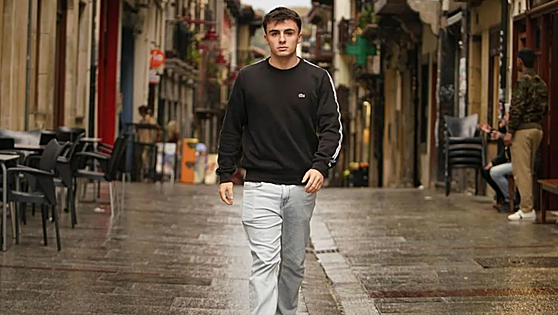 Unax Uralde camina por las calles de Hernani, donde estudió y fue acosado por sus compañeros de clase.