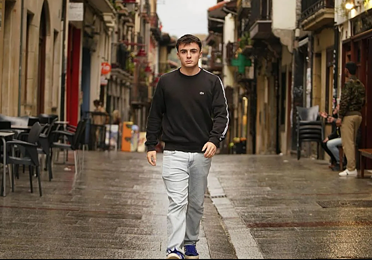 Unax Uralde camina por las calles de Hernani, donde estudió y fue acosado por sus compañeros de clase.