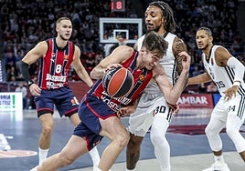 Rafa Villar intenta superar a Morgan en el partido del jueves en el Buesa Arena.