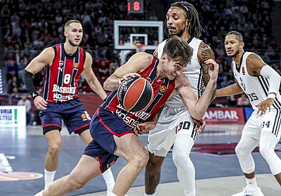 Rafa Villar intenta superar a Morgan en el partido del jueves en el Buesa Arena.