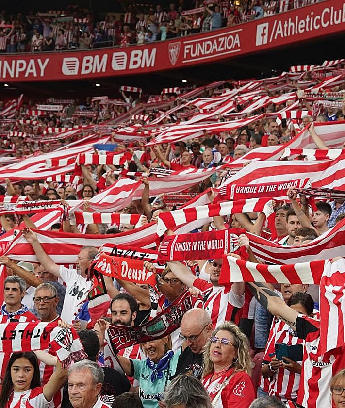 Imagen secundaria 2 - En la imagen superior, aficionados rojiblancos en la Plaza Nueva; en el centro, en un viaje a Manchester, y en la foto inferior, entregados en San Mamés.