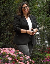 Díaz posa en unos jardines de la localidad.