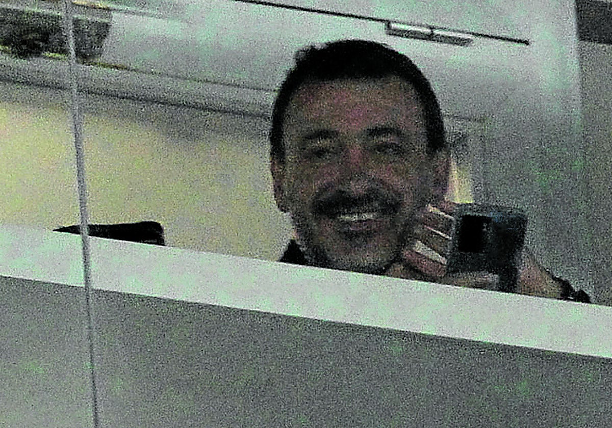 Jesús Galán (arriba, derecha) y sus ayudantes siguieron anoche el Mirandés-Sporting desde una cabina.