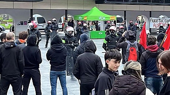 Incidentes en Lasarte-Oria durante una protesta contra la carpa de Vox