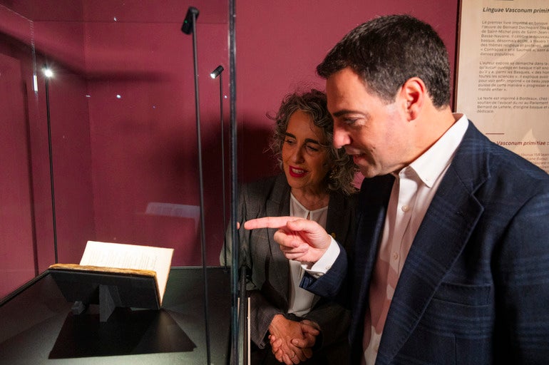 Imanol Pradales eta Ibone Bengoetxea,'Linguae Vasconum Primitiae' liburua aztertzen.