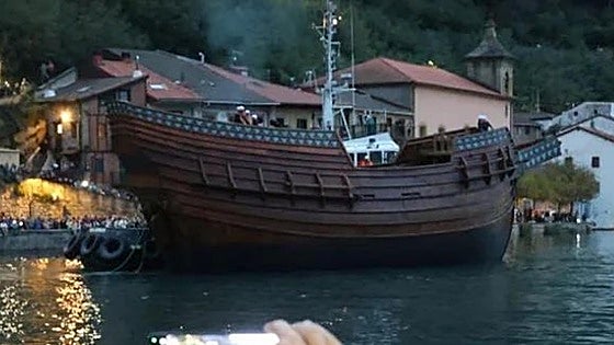 La nao San Juan, la réplica del ballenero vasco que se hundió en 1567, navega ya en Pasaia