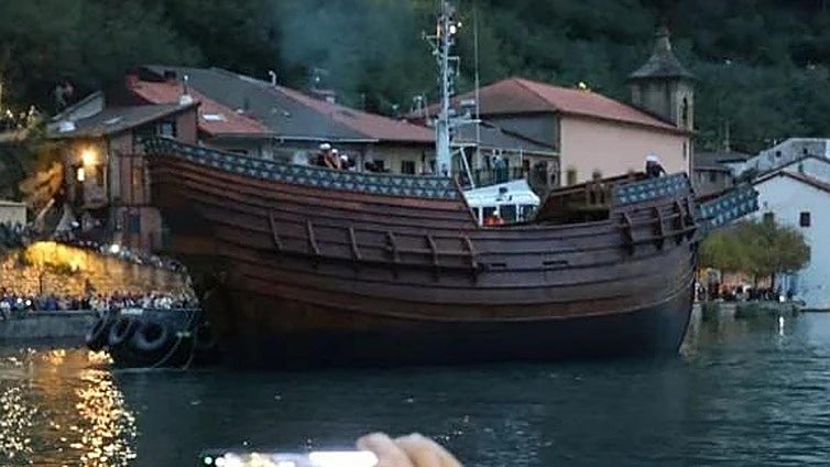 La nao San Juan, la réplica del ballenero vasco que se hundió en 1567, navega ya en Pasaia