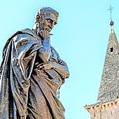 Ovidioren estatua bat, Italiako Sulmona hirian.