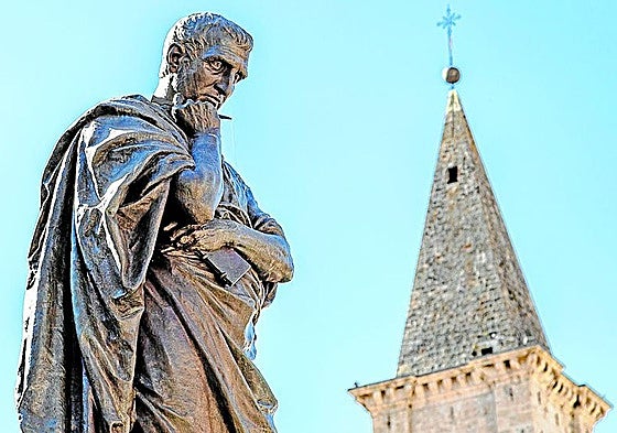 Ovidioren estatua bat, Italiako Sulmona hirian.