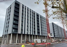 Varios obreros continuan trabajando en estos dos bloques.