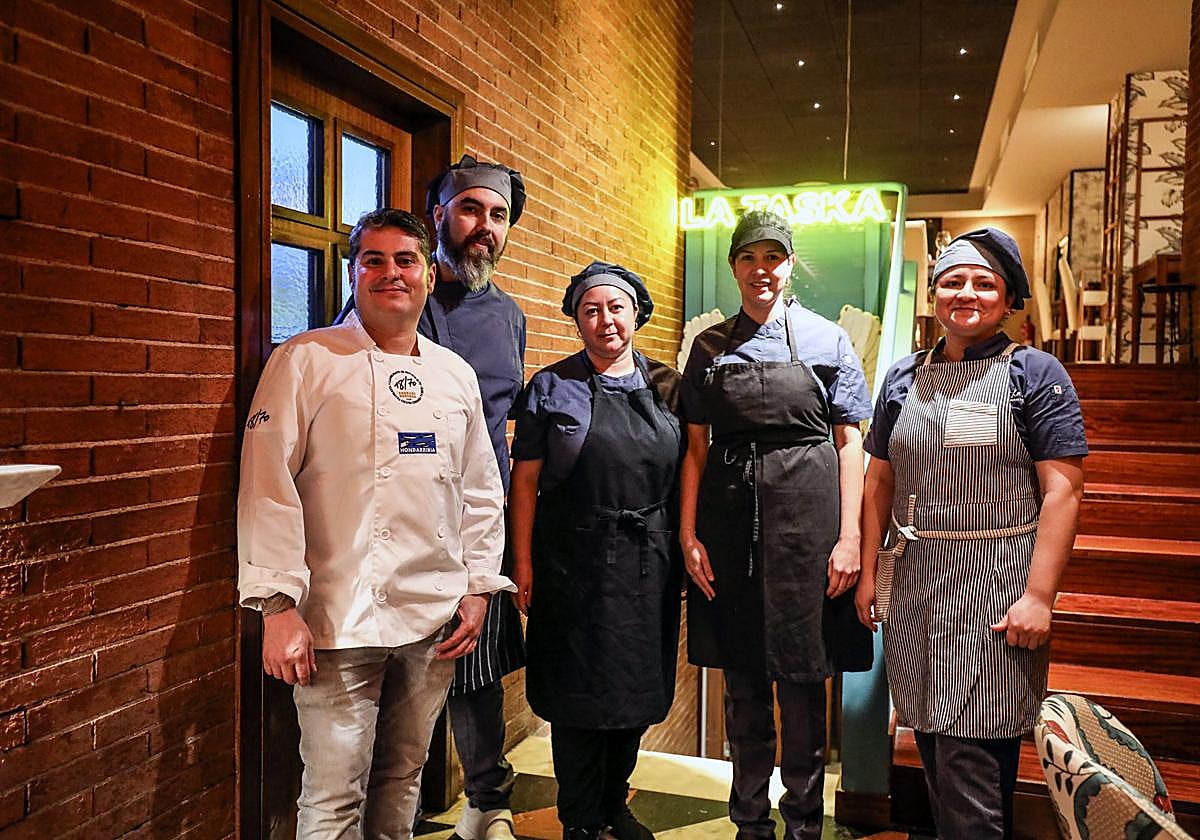 Carlos Dávalos, Asier Antón, Maritza Muñoz, Paola Arce y Alicia Coral.