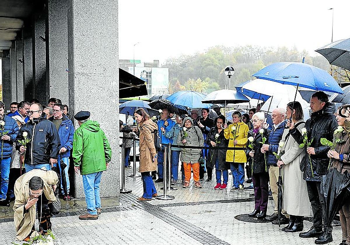 La familia Zarra, a la izquierda, y el alcalde ayer en el acto