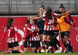 Las jugadoras rojiblancas celebran el segundo gol de Azkona.