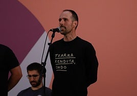 Xabat Galletebeitia, bertso bat botatzen.