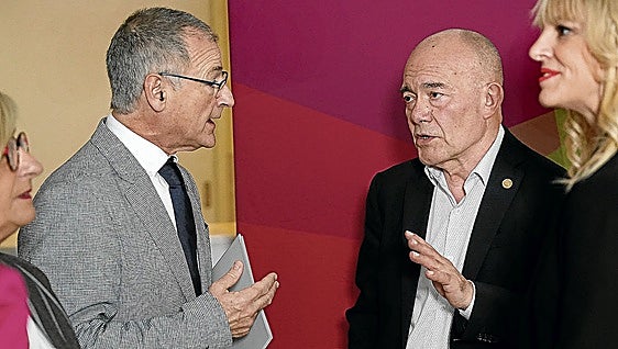 EEl rector de la UPV/EHU, Joxerramon Bengoetxea, con el consejero Juan Ignacio Pérez Iglesias en la SSemana de la Ciencia.