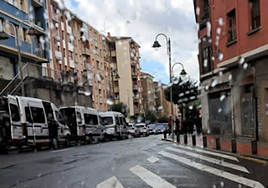 Desalojan a una treintena de jóvenes okupas de un edificio en Rekalde