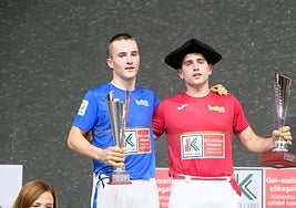 Senar, nuevo campeón del Cuatro y Medio Serie B, en el podio junto Amiano en el frontón Uranzu de Irun.