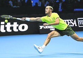 Alcaraz devuelve la pelota en el partido que le enfrentó al australiano Alex De Miñaur.