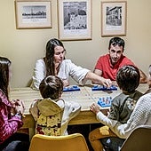 Jesús y Mamen tienen tres hijos y abrieron sus puertas a un niño de acogida.