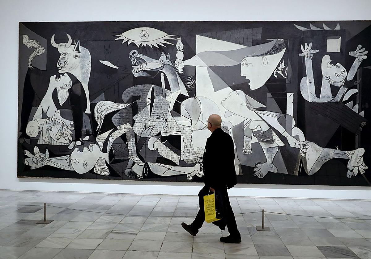 Un visitante pasa frente al Guernica, en el Museo Reina Sofía