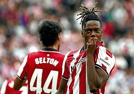 Nico besa el escudo tras lograr el gol de la victoria.