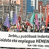 Manifestación en Bilbao durante una jornada de huelga en el sector público para exigir que las decisiones sobre salarios y empleo se tomen Euskadi