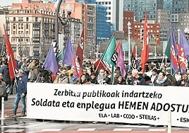 Manifestación en Bilbao durante una jornada de huelga en el sector público para exigir que las decisiones sobre salarios y empleo se tomen Euskadi