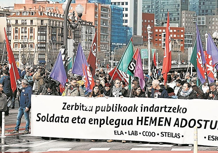 La dura presión sindical acentúa la brecha entre el sector público y el privado en Euskadi