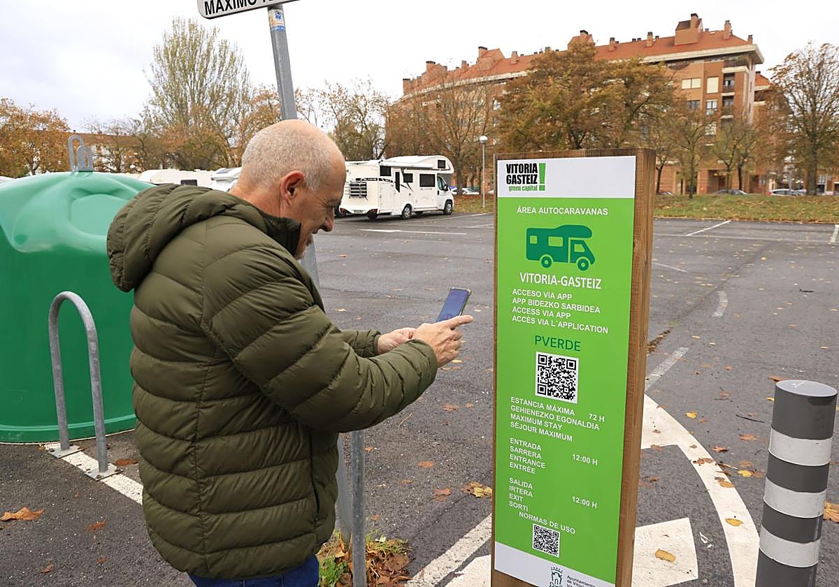 Un cartel informa en la entrada de las condiciones del parking.