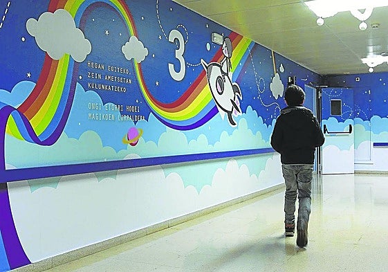 Un menor camina por el área de Pediatría del Hospital Donostia.