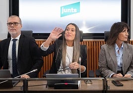 Juntsek arreta eskatzen du oihuka, baina inork ez dio jaramonik egiten