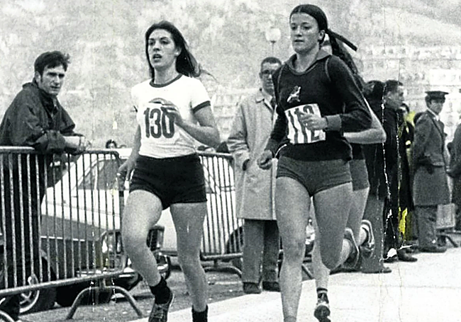 Begoña Zuñiga (a la izquierda) junto a Belén Azpeitia, en pleno esfuerzo por las calles de Donostia Kutxateka.