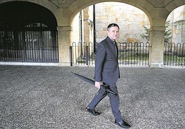 Joseba Segura camina por los soportales de la Basílica de Begoña.