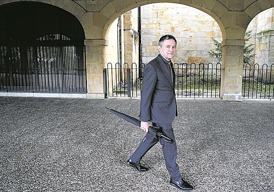 Joseba Segura camina por los soportales de la Basílica de Begoña.
