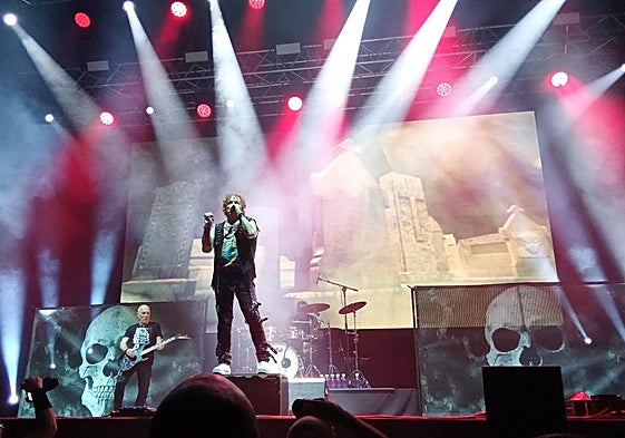 Obús con dos calaveras en escena.