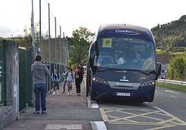 Foto de archivo de varios escolares llegando al colegio tras ser trasladados en autobús.
