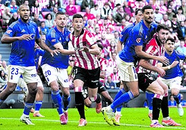 Guruzeta y Laporte aguardan un centro de corner ante la defensa del Oviedo.