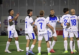 Los futbolistas del Alavés celebran uno de sus siete goles al Getxo.