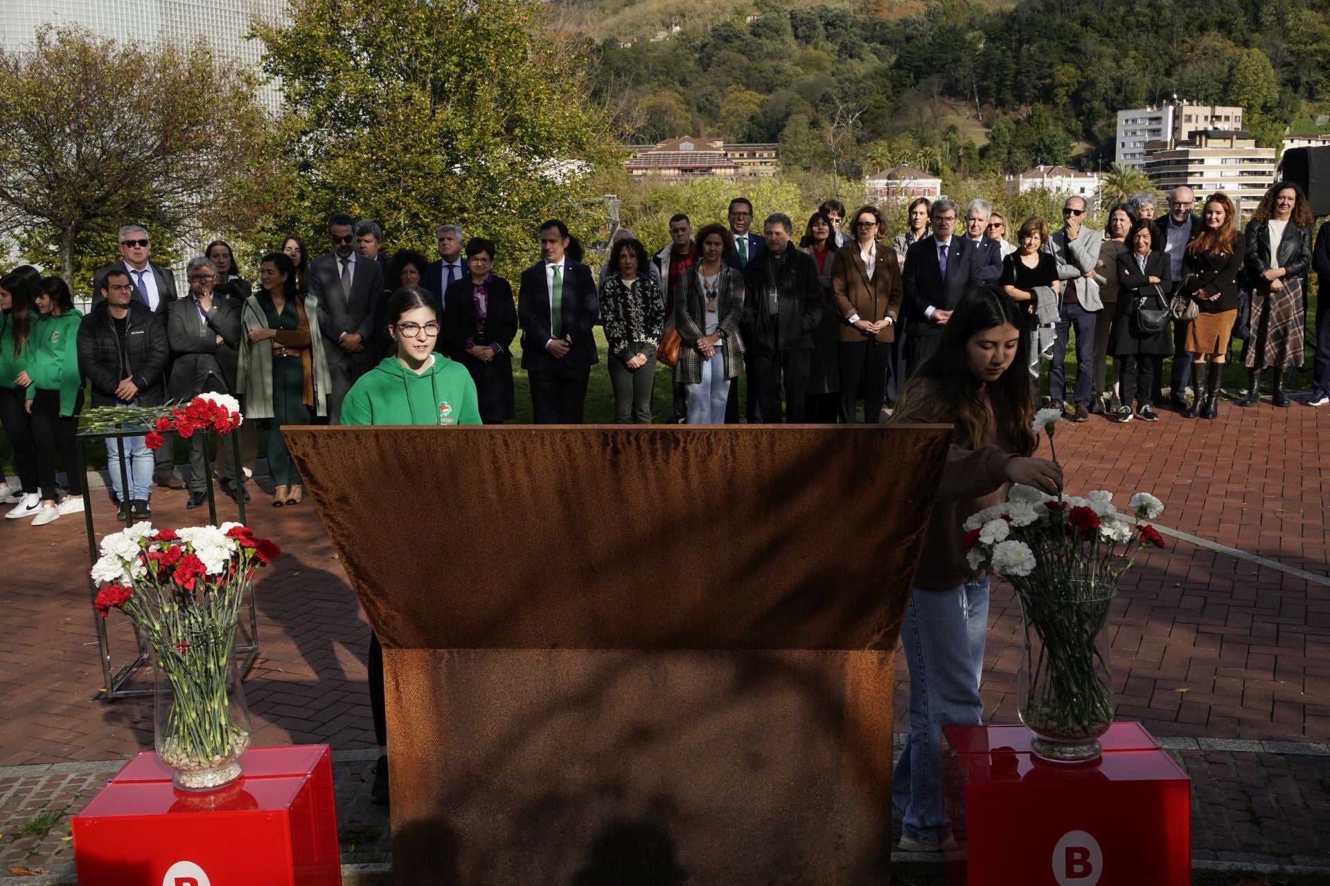 La ofrenda floral por el Día de la Memoria en Bilbao, en imágenes