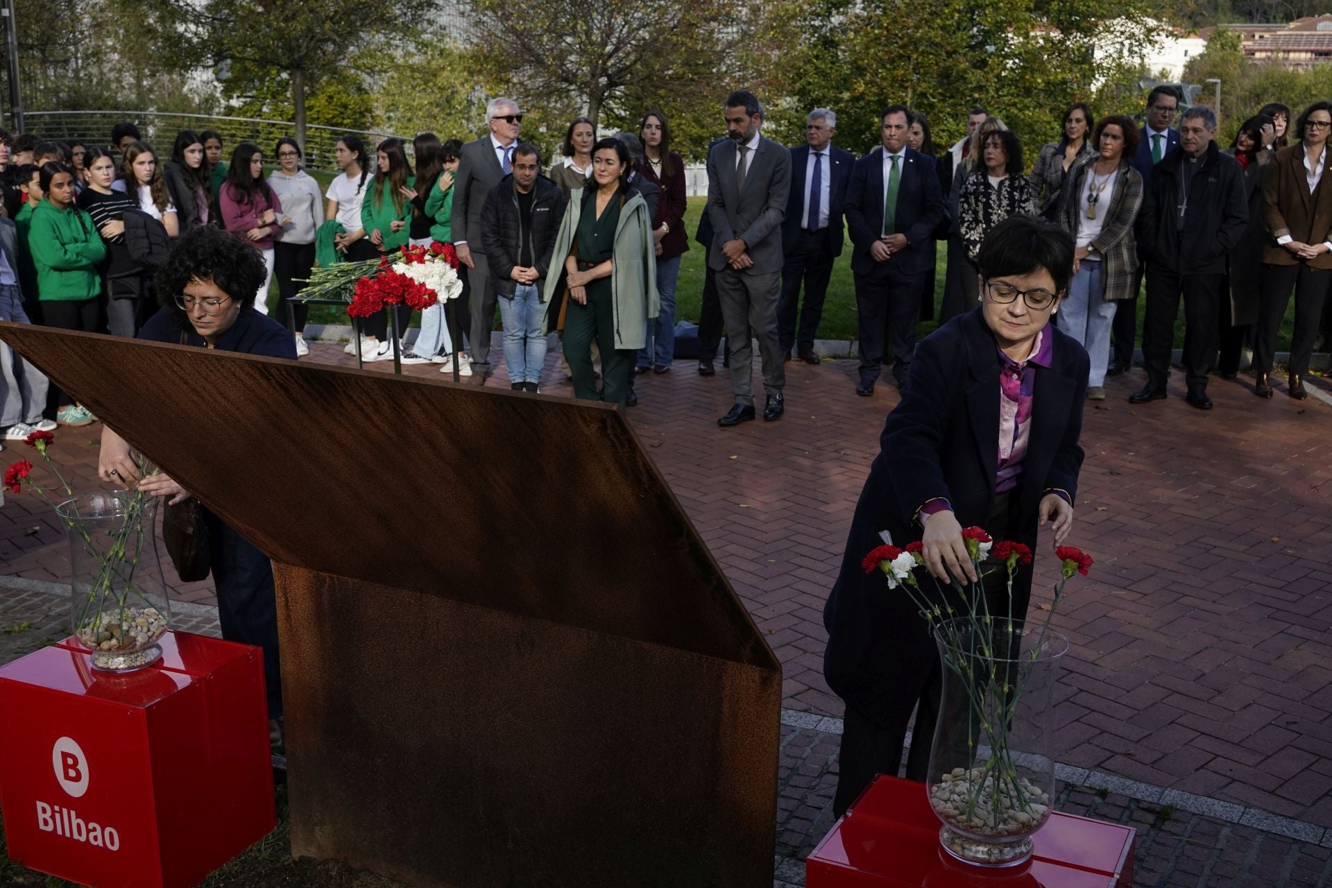 La ofrenda floral por el Día de la Memoria en Bilbao, en imágenes