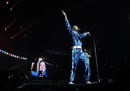 Iñigo Etxezarreta , cantante de ETS durate el concierto en el BEC