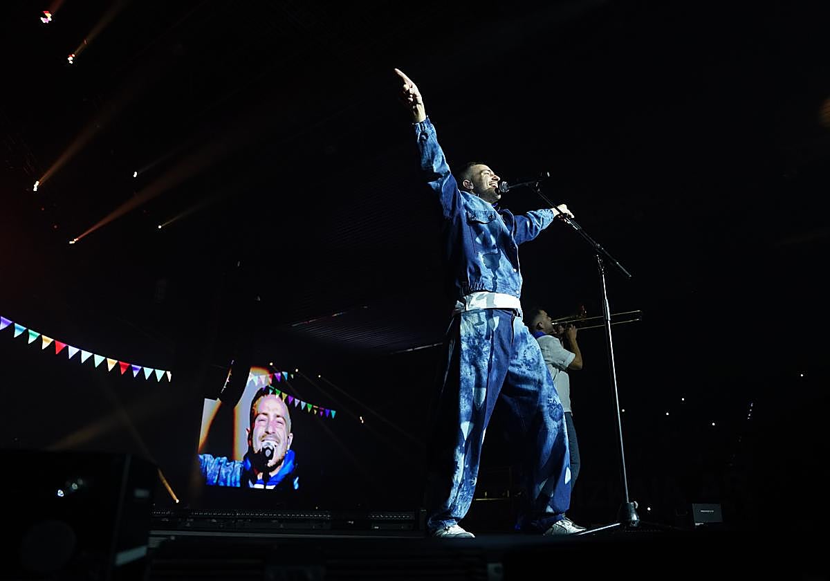 Iñigo Etxezarreta , cantante de ETS durate el concierto en el BEC